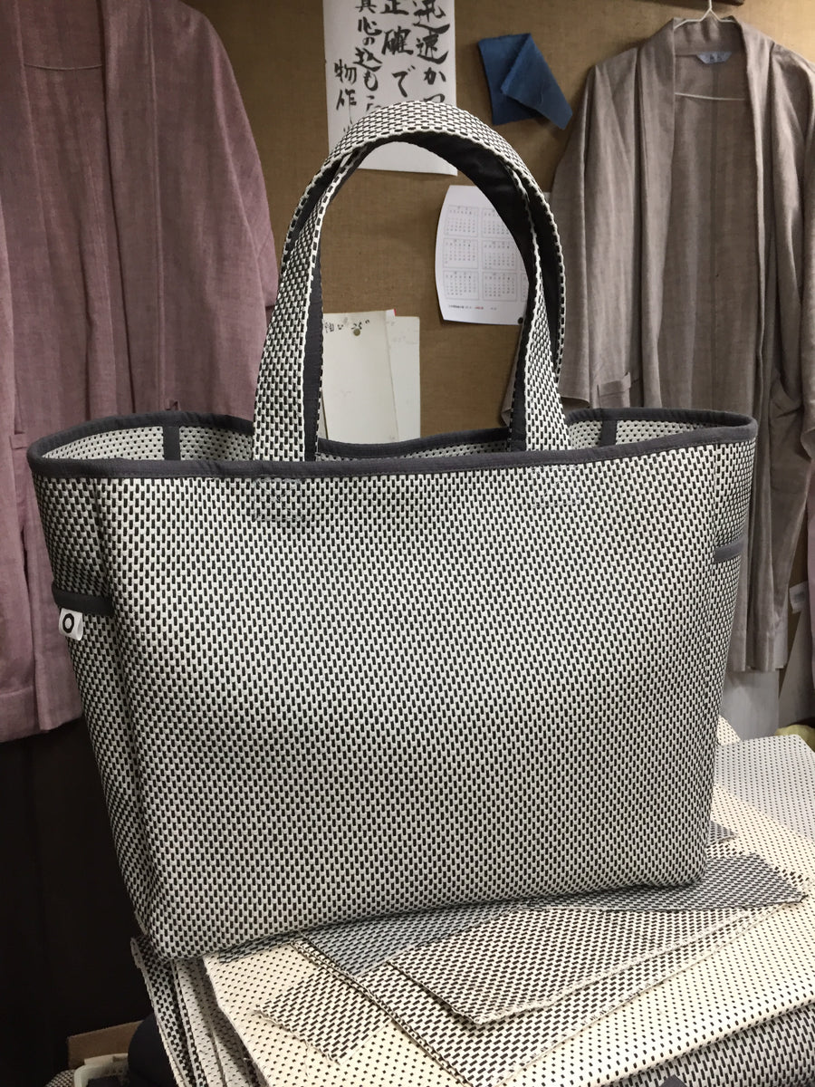 刺し子バッグ大 萬(よろず)バッグ グレー×濃いグレー – mono-kimono - 紺仁