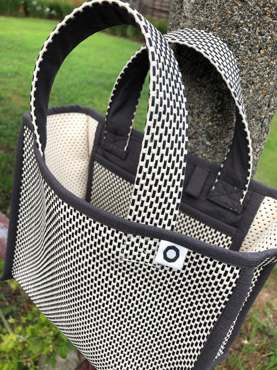 刺し子バッグ 小 白×濃いグレー – mono-kimono - 紺仁